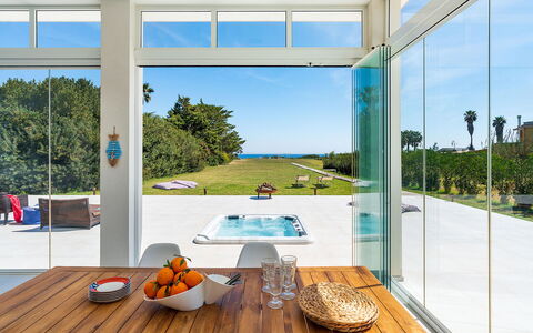 Villa Betty: Verdieping, Flooring, Interieur Ontwerp, Deur, Toevlucht, Eco Hotel, Plafond, Schaduw, Zwembad, Stoel