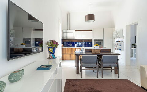 Villa Betty: Meubilair, Interieur Ontwerp, Flooring, Stoel, Verdieping, Plafond, Hout, Tafel, Kamer, Keuken