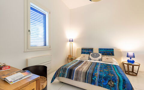 Villa Betty: Bed, Meubilair, Interieur Ontwerp, Slaapkamer, Muur, Verdieping, Laken, Flooring, Bedding, Hout