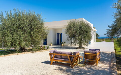 Villa Betty: Blauw, Huis, Landgoed, Schaduw, Landscaping, Tuin, Ontwerp, Werf, Villa, Toevlucht