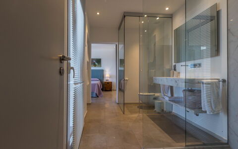 Baloo: Interieur Ontwerp, Flooring, Verdieping, Muur, Plafond, Badkamer, Loodgieterswerkinrichting, Verlichting, Kamer, Deur