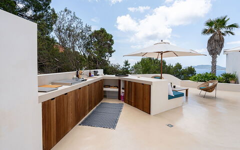 Villa Tagada: Hout, Flooring, Meubilair, Verdieping, Keuken, Countertop, Stoel, Beits, Schaduw, Hardwood