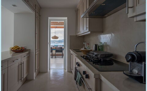 Villa Tagada: Countertop, Keuken, Interieur Ontwerp, Cabinetry, Flooring, Toestel Van De Keuken, Meubilair, Verlichting, Loodgieterswerkinrichting, Wastafel