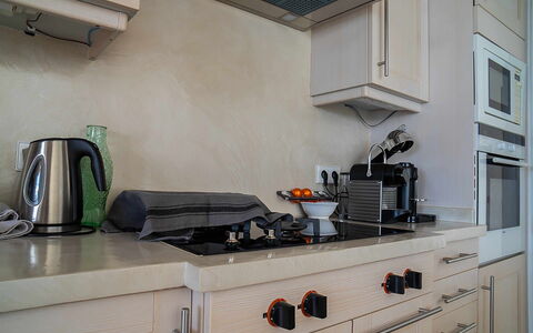 Villa Tagada: Toestel Van De Keuken, Keuken, Countertop, Fornuis, Huishoudapparatuur, Gasfornuis, Fornuis, Interieur Ontwerp, Major Appliance, Small Appliance