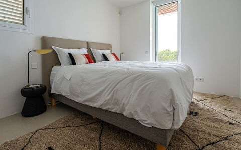 Villa Tagada: Slaapkamer, Bed, Bedding, Laken, Linens, Meubilair, Bed Frame, Interieur Ontwerp, Flooring, Verdieping