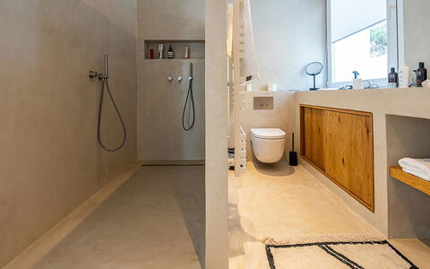 Villa Tagada: Flooring, Verdieping, Muur, Loodgieterswerkinrichting, Badkamer, Interieur Ontwerp, Hout, Kraan, Wastafel In De Badkamer, Plafond