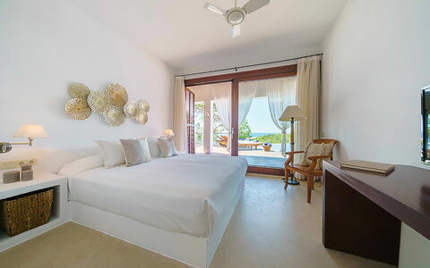 Villa Francisca: Meubilair, Bed, Interieur Ontwerp, Hout, Flooring, Verdieping, Slaapkamer, Plafond, Verlichting, Bedding
