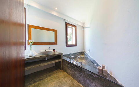 Villa Francisca: Flooring, Hout, Verdieping, Interieur Ontwerp, Loodgieterswerkinrichting, Plafond, Verlichting, Kraan, Badkamer, Loodgieter