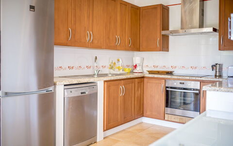 Villa Sharon: Keuken, Toestel Van De Keuken, Countertop, Cabinetry, Major Appliance, Flooring, Meubilair, Hout, Gootsteen, Interieur Ontwerp
