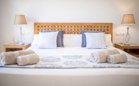 Villa Sharon: Bed, Bedding, Meubilair, Slaapkamer, Laken, Interieur Ontwerp, Linens, Hout, Verdieping, Kussen