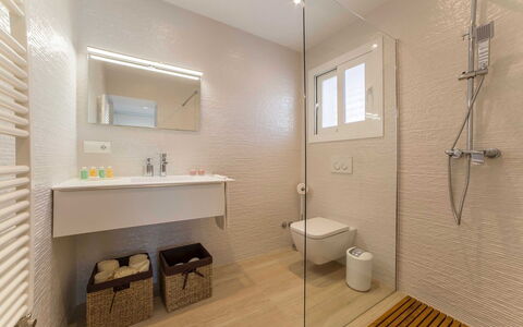Villa Sabor: Flooring, Badkamer, Muur, Verdieping, Interieur Ontwerp, Loodgieterswerkinrichting, Badkamerkast, Plafond, Loodgieter, Verlichting