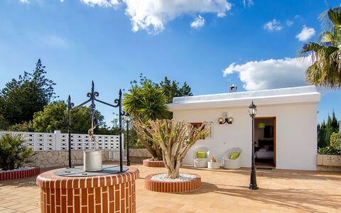 Villa Sabor: Bloempot, Tegel, Schaduw, Kamerplant, Patio, Tuin, Hacienda, Buitenmeubels, Binnenplaats, Landscaping