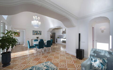 Villa Melissa: Interieur Ontwerp, Meubilair, Flooring, Verdieping, Plafond, Bankstel, Woonkamer, Verlichting, Tafel, Architectuur