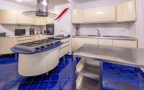 Villa Grazia: Keuken, Flooring, Interieur Ontwerp, Toestel Van De Keuken, Countertop, Major Appliance, Fornuis, Verdieping, Plafond, Verlichting