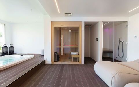 Villa Bel Prato: Interieur Ontwerp, Flooring, Verdieping, Hout, Plafond, Meubilair, Kamer, Verlichting, Bed, Slaapkamer