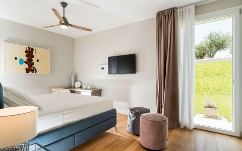 Green Hill: Meubilair, Interieur Ontwerp, Flooring, Bed, Verdieping, Hout, Kamer, Plafond, Huis, Slaapkamer