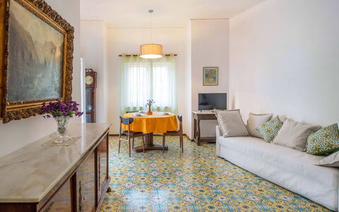 Apartment Amina: Flooring, Verdieping, Interieur Ontwerp, Kamer, Plafond, Tapijt, Tegel, Woonkamer