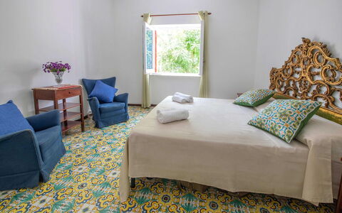 Apartment Amina: Flooring, Verdieping, Interieur Ontwerp, Meubilair, Slaapkamer, Kamerplant, Bloempot, Linens, Hotel, Bed