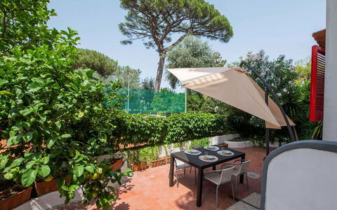 Apartment Amina: Schaduw, Buitenmeubels, Tuin, Stoel, Buitentafel, Werf, Balkon, Landscaping, Eco Hotel, Backyard
