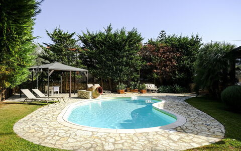 Villa Virna: Zwembad, Toevlucht, Buitenmeubels, Flagstone, Backyard, Schaduw, Eco Hotel, Tuin, Paraplu, Waterpartij