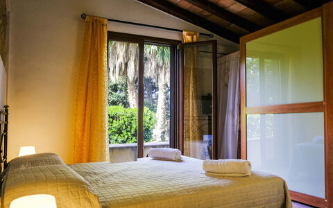 Villa Virna: Hout, Interieur Ontwerp, Slaapkamer, Bed, Huis, Laken, Bedding, Bed Frame, Linens, Venster Behandeling