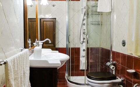 Villa Virna: Badkamer, Wastafel In De Badkamer, Loodgieterswerkinrichting, Interieur Ontwerp, Wastafel, Flooring, Verdieping, Kraan, Kamer, Loodgieter
