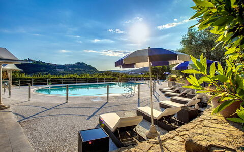 Villa la Brezza: Zwembad, Toevlucht, Buitenmeubels, Thermae, Stoel, Eco Hotel, Ligstoel, Hotel, Badplaats, Buitentafel