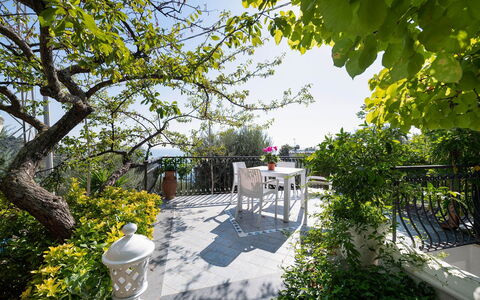 Villa Eva: Meubilair, Stoel, De Lente, Tuin, Schaduw, Buitenmeubels, Bloempot, Landscaping, Werf