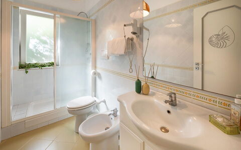 Villa Eva: Interieur Ontwerp, Flooring, Verdieping, Loodgieterswerkinrichting, Badkamer, Kamer, Plafond, Verlichting, Wastafel, Kraan