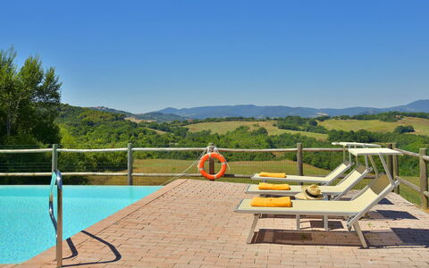 Villa Ghirlanda: Zwembad, Buitenmeubels, Toevlucht, Ligstoel, Eco Hotel, Vrije Tijd, Thermae, Stoel, Badplaats, Villa