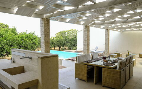 Villa Adriana: Zwembad, Flooring, Verdieping, Architectuur, Interieur Ontwerp, Toevlucht, Schaduw, Samengesteld Materiaal, Plafond, Buitenmeubels