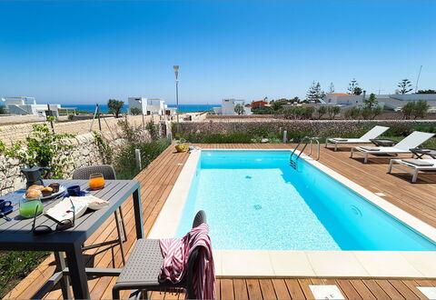Villa Matilde: Zwembad, Toevlucht, Eco Hotel, Buitenmeubels, Hotel, Schaduw, Paraplu, Ontwerp, Villa, Stoel