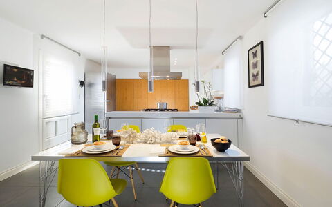 La Terrazza: Meubilair, Interieur Ontwerp, Keuken, Stoel, Flooring, Tafel, Keuken En Eettafel, Plafond, Lichte Inrichting, Countertop