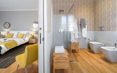 La Terrazza: Flooring, Interieur Ontwerp, Verdieping, Meubilair, Loodgieterswerkinrichting, Kamer, Badkamer, Wastafel, Loodgieter, Tegel