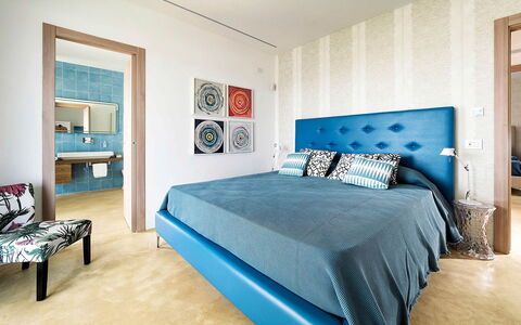 Villa Federica: Meubilair, Blauw, Interieur Ontwerp, Bed, Slaapkamer, Flooring, Muur, Verdieping, Hout, Kamer