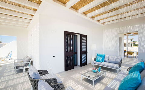 Thyme: Verdieping, Flooring, Toevlucht, Schaduw, Stoel, Ontwerp, Buitenmeubels, Balkon, Hotel, Villa