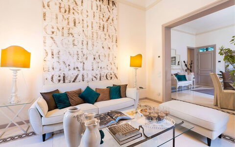Dimora Simona: Meubilair, Interieur Ontwerp, Muur, Bankstel, Flooring, Woonkamer, Verdieping, Kamer, Plafond, Tafel