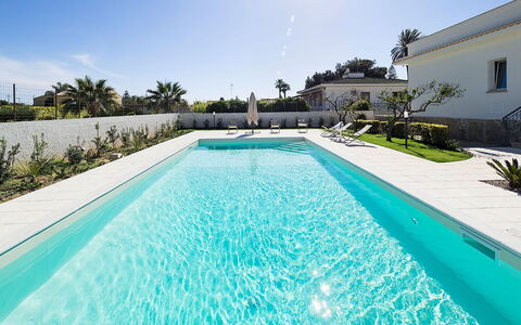 Villa Emma: Blauw, Zwembad, Toevlucht, Samengesteld Materiaal, Eco Hotel, Waterpartij, Hotel, Tegel, Landscaping