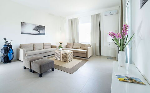 Villa Emma: Meubilair, Interieur Ontwerp, Bankstel, Flooring, Verdieping, Woonkamer, Hout, Tafel, Kamer, Plafond