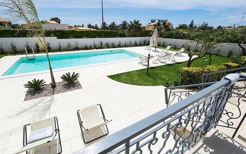 Villa Emma: Zwembad, Toevlucht, Buitenmeubels, Samengesteld Materiaal, Flagstone, Schaduw, Eco Hotel, Landscaping, Landgoed, Binnenplaats