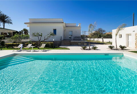 Villa Emma: Zwembad, Toevlucht, Samengesteld Materiaal, Landgoed, Eco Hotel, Hacienda, Landscaping, Flagstone, Schaduw, Villa