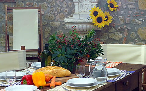 Villa Montichiello: Meubilair, Tafel, Hout, Stoel, Interieur Ontwerp, Keuken En Eettafel, Tafelkleed, Bloempot, Eetkamer, Buitentafel