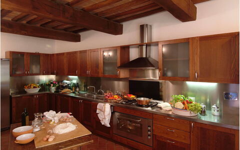 Villa Montichiello: Keuken, Countertop, Cabinetry, Hout, Toestel Van De Keuken, Interieur Ontwerp, Meubilair, Major Appliance, Lichte Inrichting, Verlichting