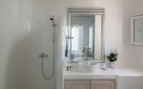 Villa Ioan: Loodgieterswerkinrichting, Badkamer, Muur, Wastafel In De Badkamer, Spiegel, Wastafel, Interieur Ontwerp, Kraan, Loodgieter, Verlichting