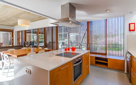 Villa Esplendida: Keuken, Countertop, Interieur Ontwerp, Flooring, Hout, Meubilair, Plafond, Toestel Van De Keuken, Verdieping, Cabinetry
