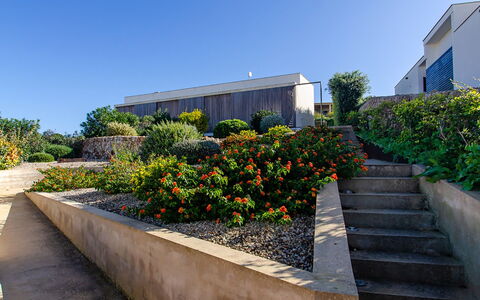Villa Esplendida: Lucht, Struik, Architectuur, Landschap, Tuin, Groundcover, Landscaping, Haag, Landgoed