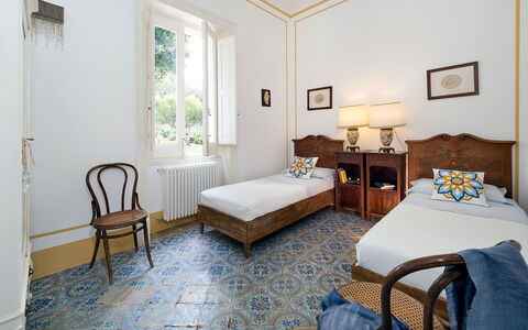 The Flower Garden: Flooring, Verdieping, Interieur Ontwerp, Meubilair, Hout, Slaapkamer, Kamer, Plafond, Bed Frame, Bed