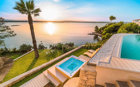 Sea Art Villa: Blauw, Water, Zwemwater, Zwembad, Kust En Oceanic Landvormen, Toevlucht, Kust, Zee, Meer, Vrije Tijd