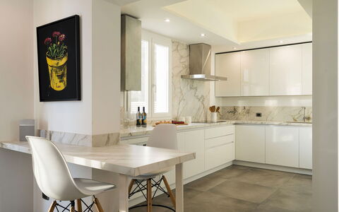 Sea Art Villa: Meubilair, Interieur Ontwerp, Flooring, Countertop, Muur, Verdieping, Keuken, Hout, Lichte Inrichting, Plafond