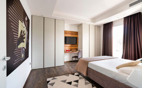 Sea Art Villa: Meubilair, Interieur Ontwerp, Bed, Flooring, Verdieping, Slaapkamer, Kamer, Hout, Laken, Bedding